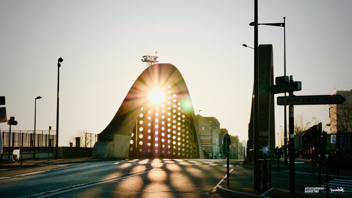 ☀️Levée du soleil sur le pont du Bourget 🌁
.
📸 : @kazmankante 
.
#lebourget #artistiquementbourgetins #seinesaintdenis #drancy #sunrise #morningsun #bridgephotography #suneffect #kazmankante #art #streetphotography #grandparis #lumixgh5 #picoftheday #photography