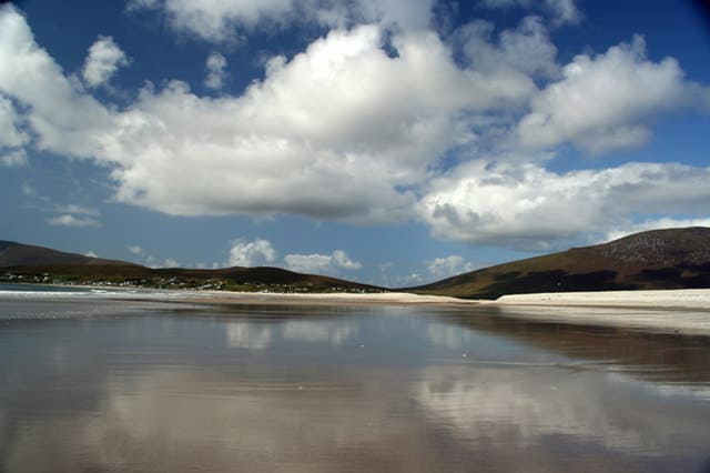 Trawmore Strand, also known as Keel beach, is a 4km sandy beach with some shingle on Achill Island in West Mayo, Ireland
coastradar.com/places/ireland…