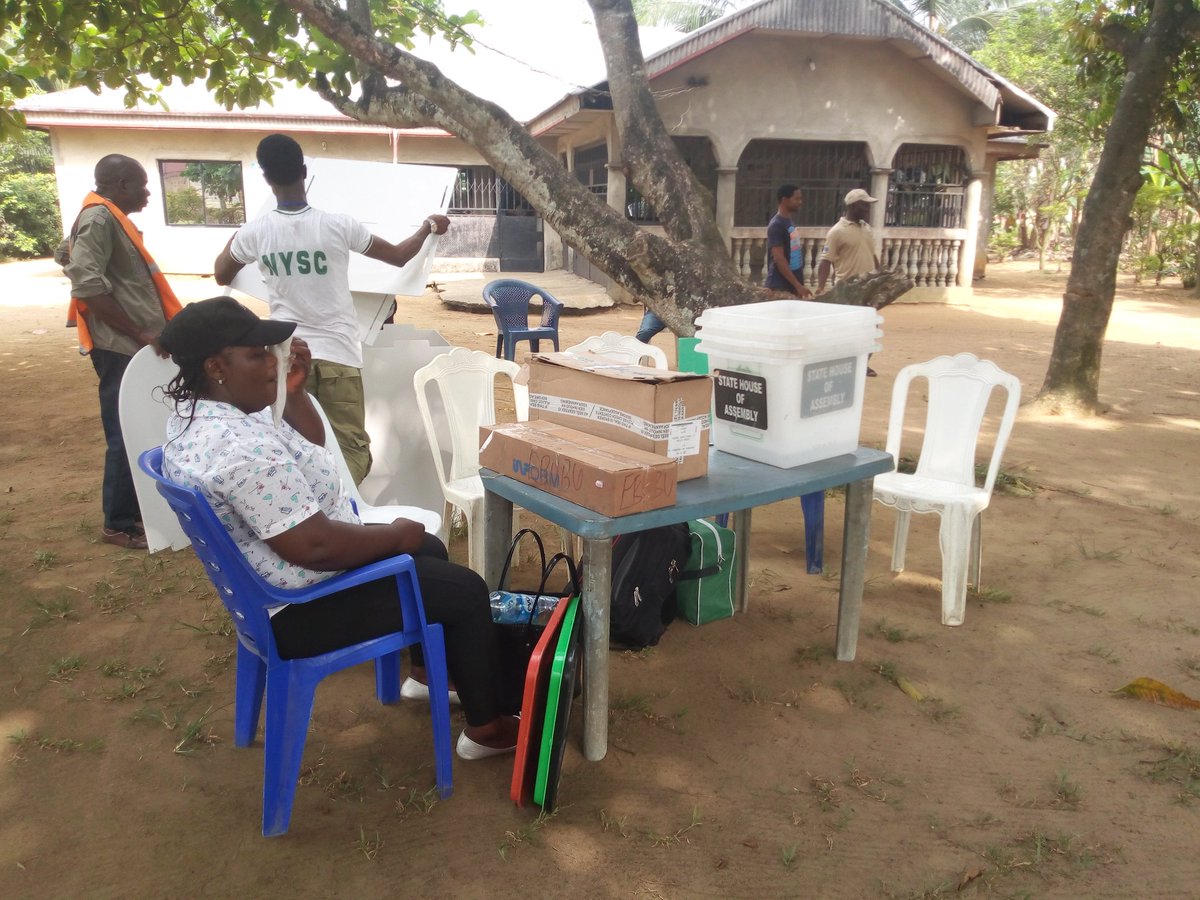 GADA_PHC's tweet photo. Unit 1, Ward4, Elements Rivers State. @inecnigeria materials just arrived, set up is about to begin.
The area is very calm, party agents are around &amp; the women around the polling have states that they are ready to vote
#NigeriaDecides2019 
#StopV line: 08001100000 https://t.co/1nypeR57Jy