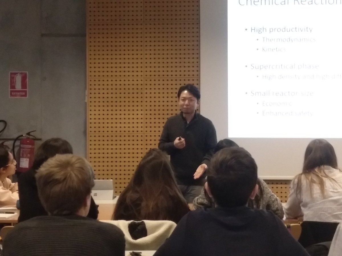 PellejaLaia's tweet photo. Avui els alumnes ens acribillen amb preguntes i això ens encanta!!! El Prof. Urakawa no sap si acabarà la classe 😅 @ICIQchem @PedreraCiencia https://t.co/afivdRqj8D