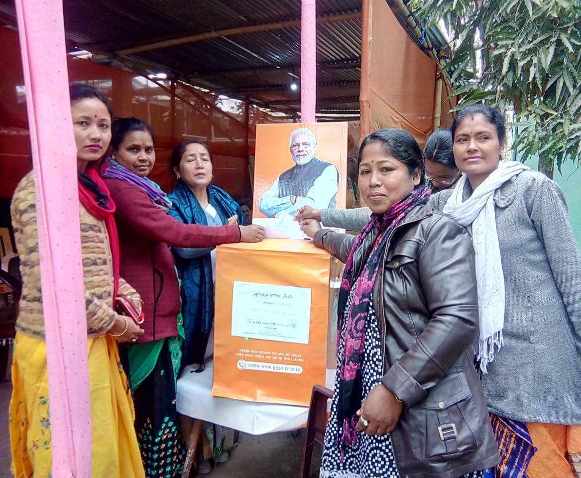 MrsGandhi's tweet photo. Women from Gulaghat district of Assam giving their suggestions for the BJP Manifesto. सब का साथ, सब का विकास!

#BharatKeMannKiBaat 
#NariShaktiSankalp https://t.co/1xUBkS1DrJ