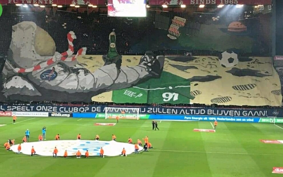 vineza75's tweet photo. Al speelt jullie club op de maan, jullie hadden nooit meer mogen bestaan.
#FCTwente #fcrente #vriendenvandeknvb https://t.co/xt0MqNEG82