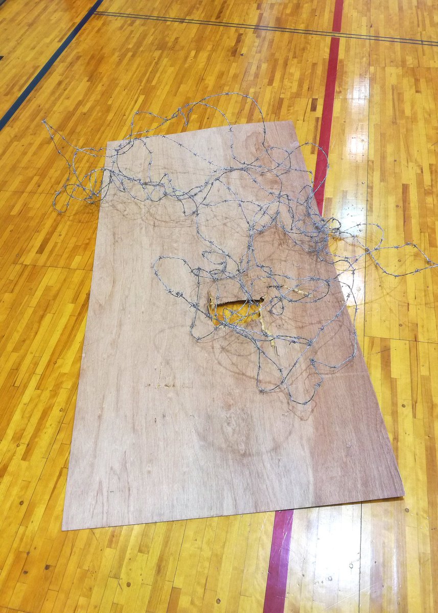 bigbakuei1015's tweet photo. 本日のMD王座選手権やメインのnkw王座&amp;クルーザー王座選手権試合などで使われた､有刺鉄線ボード｡

本物の有刺鉄線じゃないですか､やだもー

#nkwres #GETREADY2019 #サカイ https://t.co/Uhzn3RvD3v