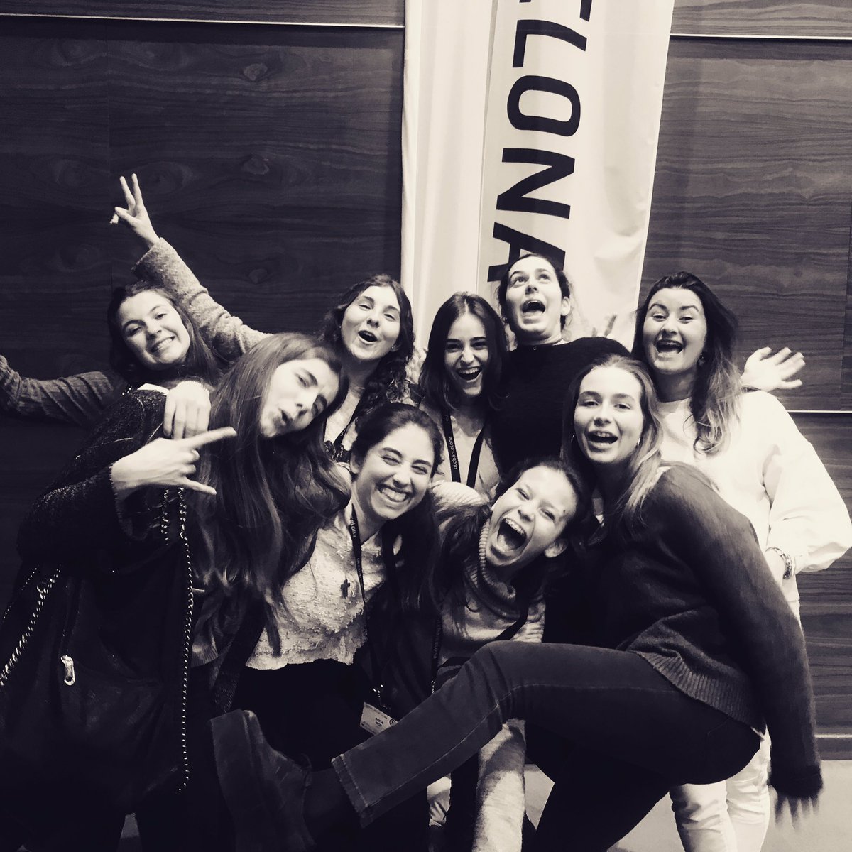 albagomezr's tweet photo. Dicen que una imagen vale más que mil palabras. Un torneo de debate al igual que cualquier deporte de competición crea familia. Muchas gracias por darnos esta oportunidad @tdbarcelona . Enhorabuena MIS CAMPEONAS !!! #inspiringfc #oratoria #tdbarcelona19 @_lavall #debateescolar https://t.co/0X5osyAa22