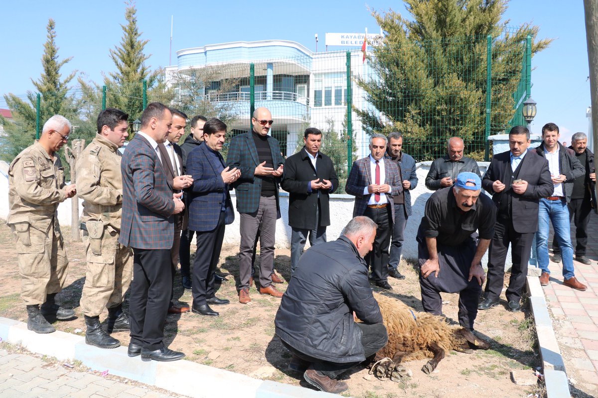 KayabaglarBld's tweet photo. Belediyemizin Araç Filosu Genişlemeye Devam Ediyor

Çalışmaların daha hızlı yürütülmesi ve daha iyi hizmet verilebilmesi amacıyla son model tamperli yük kamyonumuz hizmete sunuldu. Belediye binası önünde tanıtım ve kurban kesim töreni düzenlendi
@ihsanemre 

#HerŞeyKayabağlarİçin https://t.co/GNEiFw9ikP