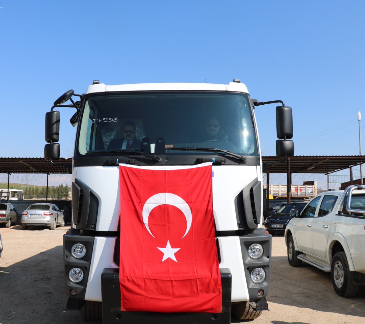 Belediyemizin Araç Filosu Genişlemeye Devam Ediyor

Çalışmaların daha hızlı yürütülmesi ve daha iyi hizmet verilebilmesi amacıyla son model tamperli yük kamyonumuz hizmete sunuldu. Belediye binası önünde tanıtım ve kurban kesim töreni düzenlendi
<a href="/ihsanemre/">İhsan Emre AYDIN</a> 

#HerŞeyKayabağlarİçin