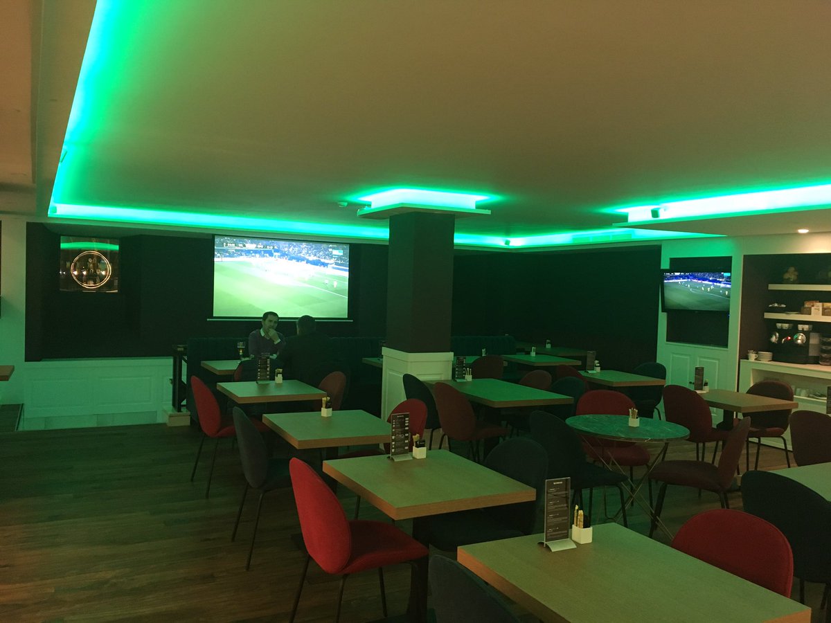 htlsvalladolid's tweet photo. El súper partido del sábado en Cafetería Hotel Colón Plaza 
🕓 16:15 horas ⚽️
Sevilla - F.C. Barcelona
#Ginfutbol en #valladolid @infoVLL @valladolidhotel @APDValladolid @saragarcia1978   
Y mañana a las 18:30 #todosazorrilla aupa @realvalladolid @despinar @itorres1973 https://t.co/NE9MetJaon