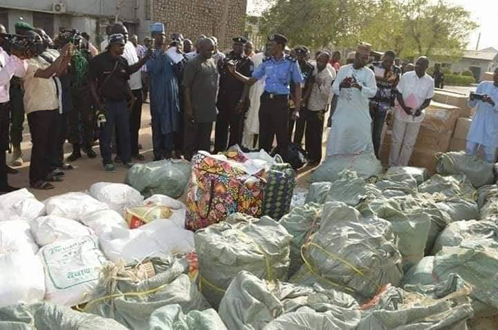 QueenMirabel8's tweet photo. BUHARI supporters caught in Kano state this morning. Loads of daggers and thumb printed ballot papers for APC.

BUHARI has gone; the 5 million votes from Kano is now a mirage. He now wants to cause bloodshed. #ElectionNotWar #NigeriaDecide2019 #VoteNotFight #ElectionDay #INEC https://t.co/CrCMEFisTl