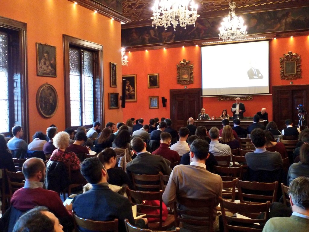connessioniFP's tweet photo. #Parapini: Controllare sempre le fonti nella comunicazione! E attenzione allo #storytelling perché non ha molto senso: crea una storia che non esiste ma è comunicata in modo così sofisticato che diventa la realtà! Raccontiamo più cose che viviamo con gli altri! #formpol https://t.co/Bxut7F2NEF