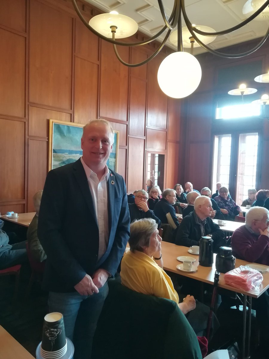 9400Soc's tweet photo. EP kandidat Morten Klessen holdt oplæg ved #orlascafe @9400Soc @Spolitik #dkpol #eudk #eupol https://t.co/e1kM4cQZEm