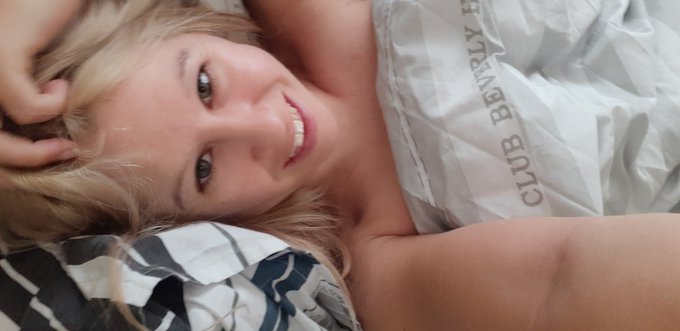 Morning beautiful people. Like if you sleep naked! Busy day today filling time till the rugby starts<a href="/tag/mondaymotivaton"class="tags"><span>#mondaymotivaton</span></a>