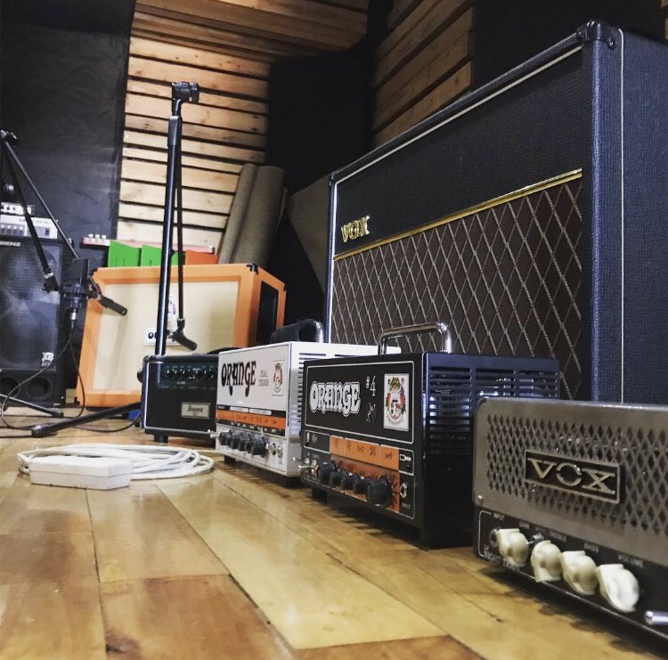 koibandza's tweet photo. Amps lined up ready to go, for ‘Part 2’
#AC30 #lilnighttrain #dualterror #darkterror #tsa15
#guitarporn #ampporn #gearporn #studio #recording
@voxamplification @orangeamplifiers @ibanezofficial https://t.co/vNZE5OzCRr