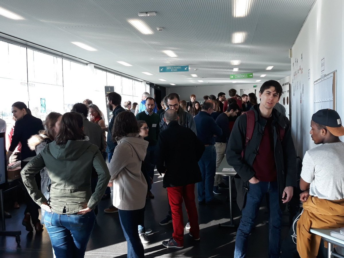 Anatole_LG's tweet photo. Forum d'#orientation des externes aujourd'hui à @FacmedTours. La @Corpomedtours propose aux #etudiants de rencontrer des professionels des différentes spécialités afin de poser leur questions et les aider à construire leur projet professionel ! 
Une initiative à reproduire! https://t.co/eYl3uILjtW