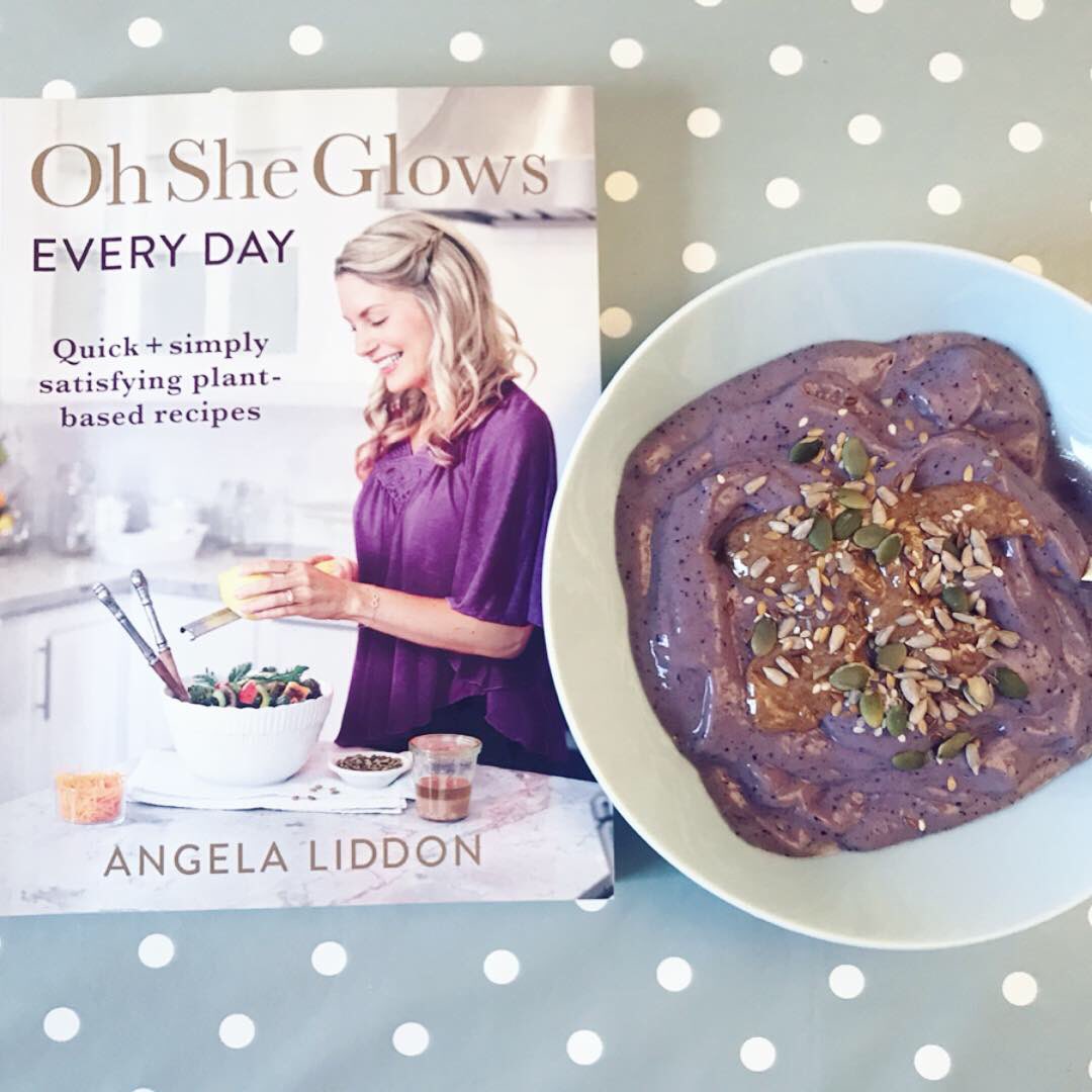 Treatsandtread's tweet photo. Morning all, happy Saturday! Finally made the magical ice cream smoothie bowl from @ohsheglows and itβs so good I had to share! π #plantfirst #vegan #healthybreakfast #smoothiebowl https://t.co/vgC2mixBFG