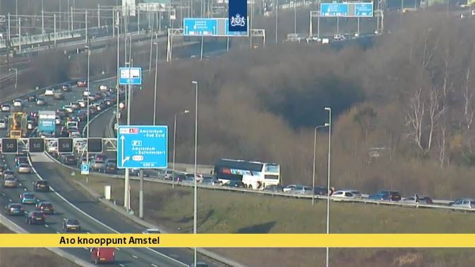 Ah, kijk! Daar is de 'kort-pittige' file weer op de #A10 bij Amstel. #huishoudbeurs