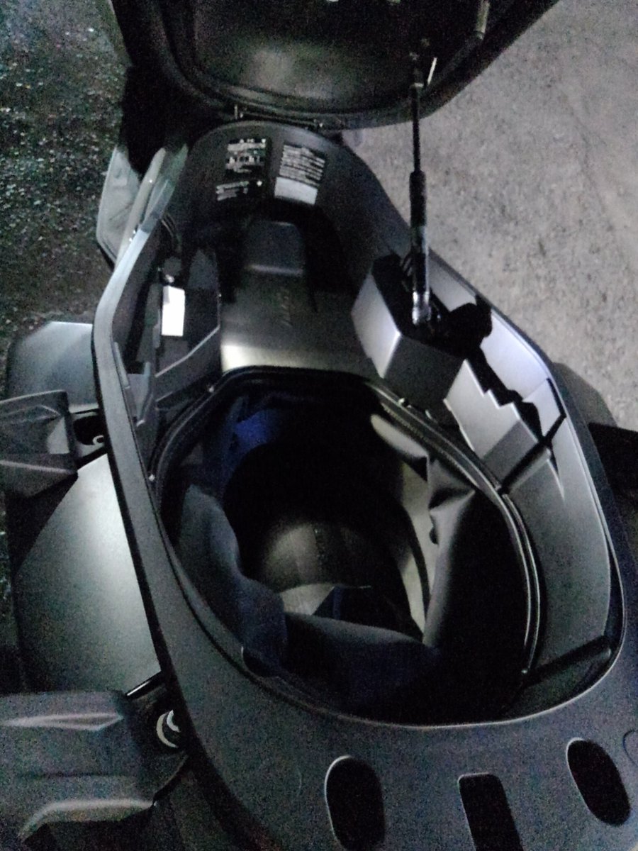 KTM819O4's tweet photo. #BMW #C400X #FLEXCASE 
シート下のスペースはリアフェンダー側に広がります！
ヘルメットが1個だけ入ります🎵 https://t.co/yfAwlkuHBn