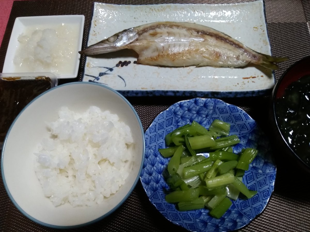 いそさん 食欲の秋だょ 夕飯 自宅 食前にサラダ ほうれん草フルーツトマト春菊ベビーリーフ 息子の箱根旅行のお土産の カマスの干物 大根おろし 野沢菜漬け 黒豆 もずく黒酢に更に黒酢 ご飯1ｇ ワカメの味噌汁に野沢菜とオリーブオイル 食後にせとか