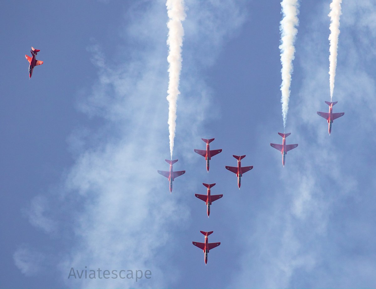 BazHutton's tweet photo. @rafredarrows morning training session yesterday, with a 7 ship + @RAFRed10 photo-chasing! 

@RAFRed1 @RAFRed09 @RAFRED8 @rafred7 #aviatescape #redarrows #rafscampton https://t.co/xX08L33ME3 https://t.co/w4QcavDJv9