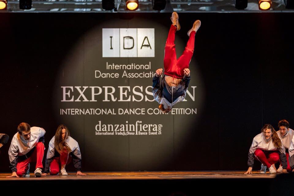 danzainfiera's tweet photo. È stato un venerdì da far girare la testa a #dif2019! 🤩 Lezioni, audizioni, concorsi, stage, battle... ma con una sola cosa in comune: la vostra incredibile energia! 🔥
E oggi un’altra super giornata di aspetta, date un’occhiata al programma su https://t.co/EvQb2Fwu3f https://t.co/nUjXaWH7E1