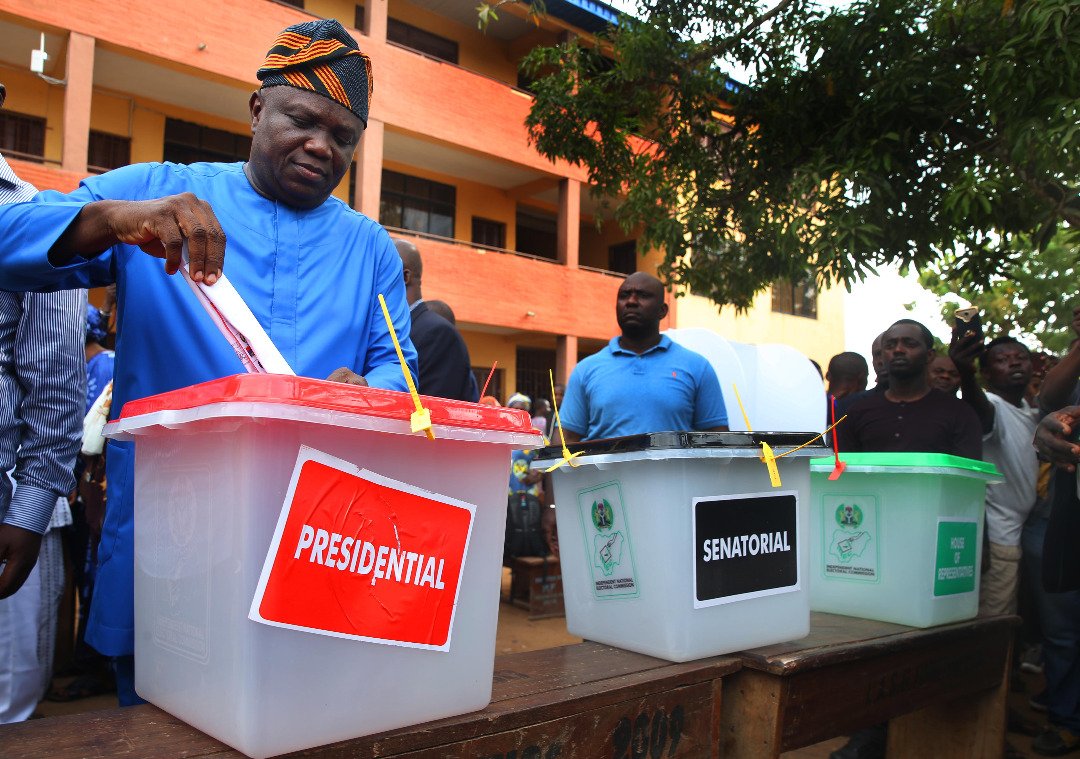 followlasg's tweet image. Gov. Akinwunmi Ambode &amp;amp; his wife, Bolanle Ambode got accredited and cast their votes at Ogunmodede Junior/Senior College, Epe #VoteNotFight #ItesiwajuIpinleEko #LASG #NigeriaDecides2019