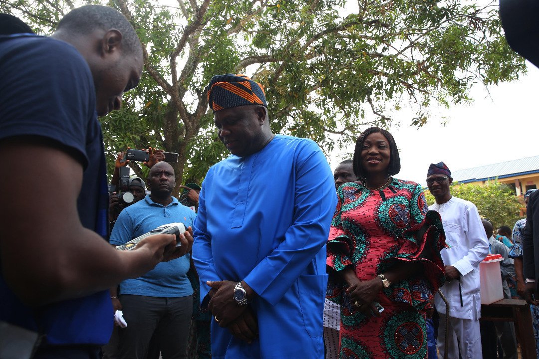 followlasg's tweet image. Gov. Akinwunmi Ambode &amp;amp; his wife, Bolanle Ambode got accredited and cast their votes at Ogunmodede Junior/Senior College, Epe #VoteNotFight #ItesiwajuIpinleEko #LASG #NigeriaDecides2019