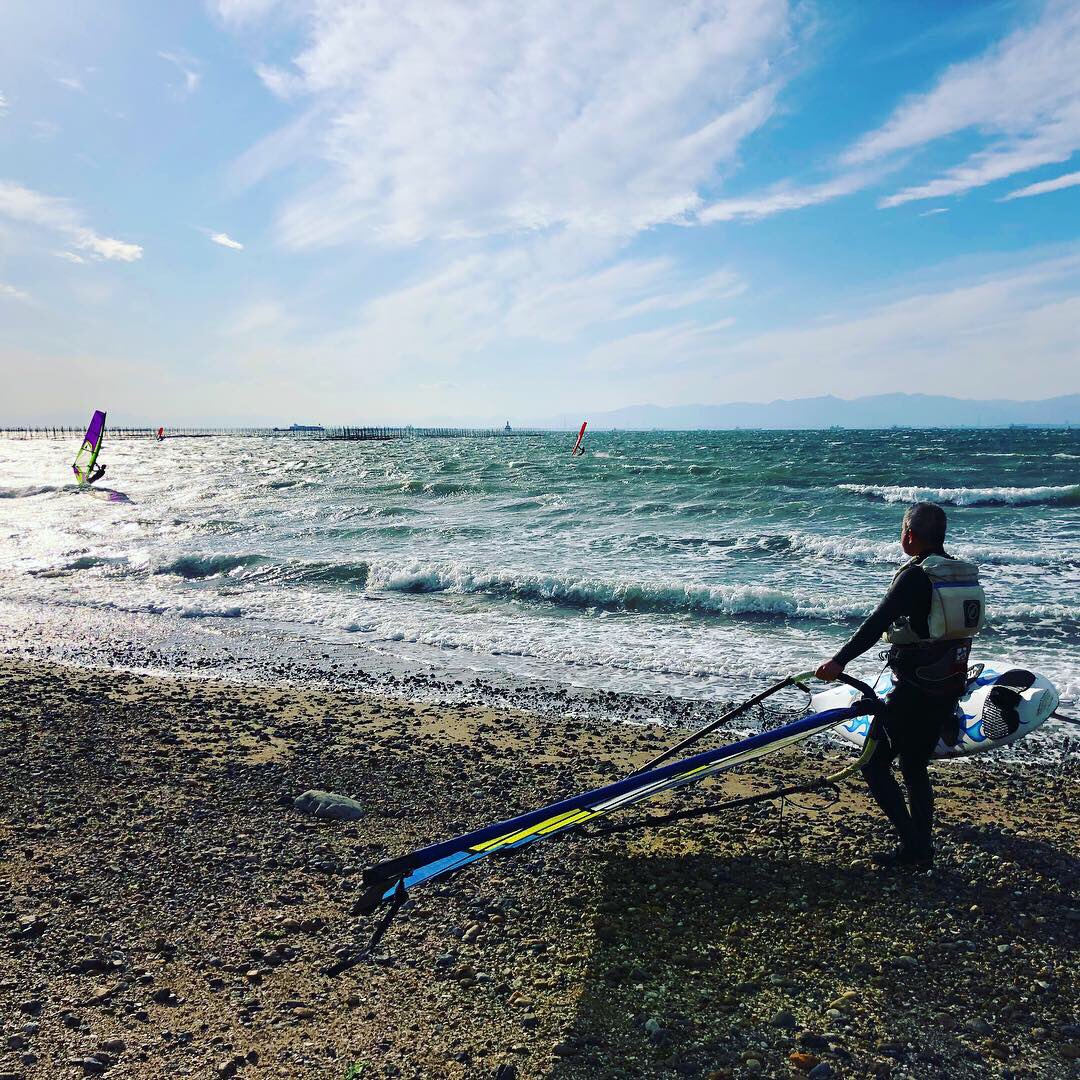 Sugiyama51's tweet photo. 今日も北風が強かった！それでもウインドサーファーに負けじと、海沿いをジョギング。豪華客船が伊勢湾を優雅に航行していました。
#大野海岸 #常滑 #新舞子 #知多 #ウインドサーフィン #豪華客船 #伊勢湾
#windsurfing #windsurfers #onobeach #tokoname #shinmaiko #chita #aichi #japan https://t.co/x3dwEE1vqr