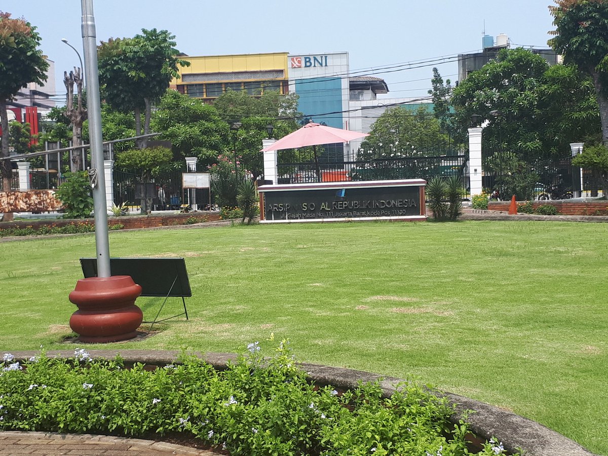 AbbyFebry's tweet photo. 20. Gedung Arsip Nasional

Gedung arsip nasional yg ada di Jl. Gajah Mada ini menyimpan berbagai dokumen dan arsip penting yg bersejarah. Bukanya cuma weekdays aja dan skrg lagi tutup krn sedang direnovasi. Di halaman belakang ada meriam peninggalan Belanda dari taun 1800-an https://t.co/z63vVXbNGa