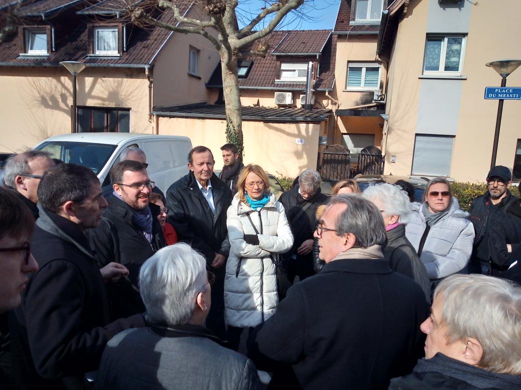 Roland_Ries's tweet photo. Pour terminer cette visite de quartier au #Neuhof, je suis à la rencontre des habitants place du Messti secteur #Stockfeld. #Strasbourg #Proximité #VisiteDeQuartier https://t.co/bA62IcUN20