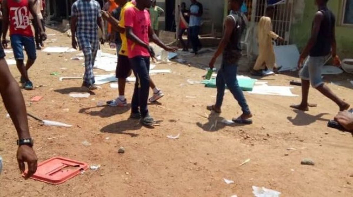 BREAKING: Nigeria decides: One reportedly killed as thugs hijack ballot box in Bayelsa dlvr.it/QzWK29