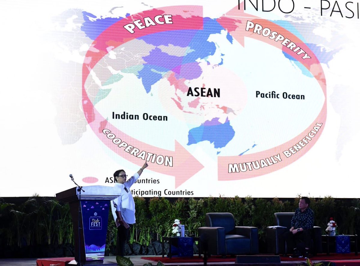 @Menlu_RI Ibu @Menlu_RI Retno updates Indonesia’s views for an #IndoPacific Outlook in front of thousands of university students at #DiploFestMakassar2019
#IniDiplomasi 

@EvanLaksmana @Rory_Medcalf @ConnellyAL @renepatti @endybayuni @JanetDEGibson