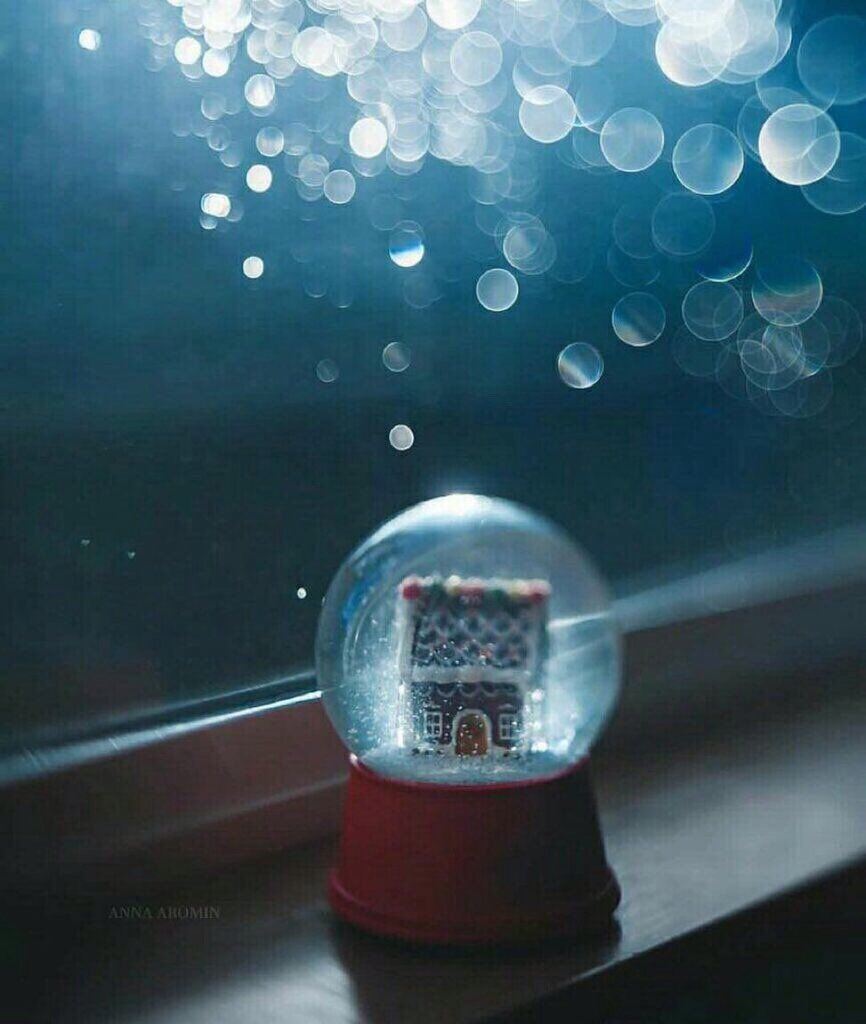 لَستُ نصٌ ابحث عن كَمال 
ولا نَقصٌ بك أكتمل إن جئت 
نجماً ف أنا لك النور وإن جئت قَمرا سمائي لك حُضن وإن رحلت عُدت ليلةً صافية