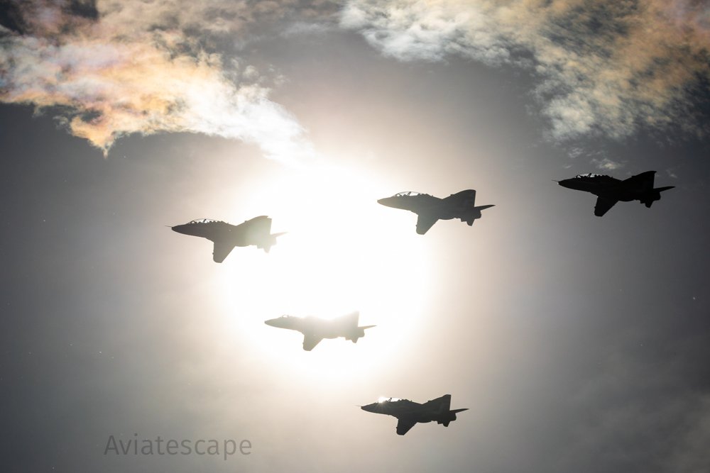 BazHutton's tweet photo. @rafredarrows training yesterday, on a summer-like February morning!

#aviatescape #redarrows #raf @RAFRed1 @RAFRed10 @RAFRED8 @RAFATRed9 @EGXPinfo @rafred7 @rafred https://t.co/fsGz0VJPSa