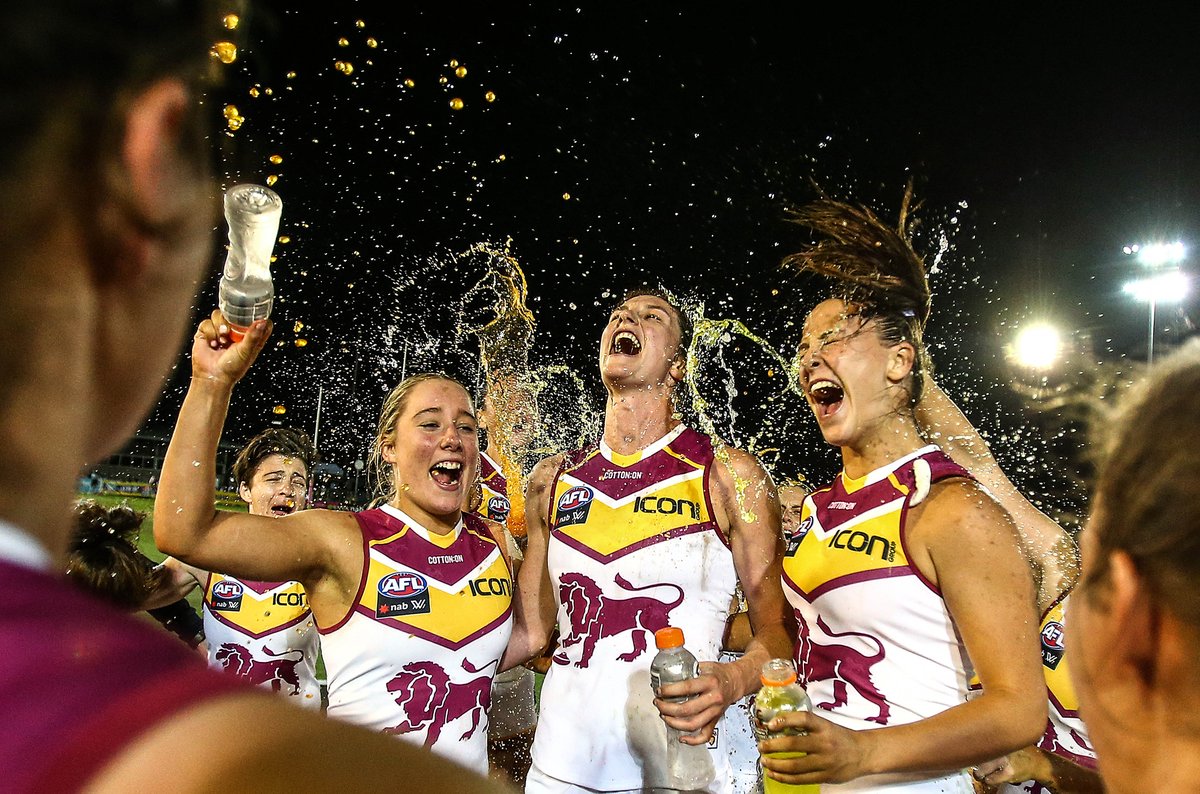 lionsaflw's tweet photo. #Gatoradeshower #Uncaged https://t.co/Nhx8AvIckl