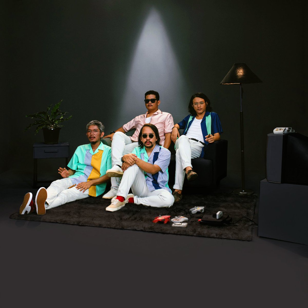 Beberapa waktu lalu <a href="/theadamsband/">The Adams</a> baru aja merilis single "Masa-Masa" sebagai pemanasan untuk album terbaru mereka yang segera rilis, "Agterplaas".

Siapa nih yang udah dengerin? Bagaimana menurut kalian?
#TheAdamsBand
#Agterplaas
#FreeRelease