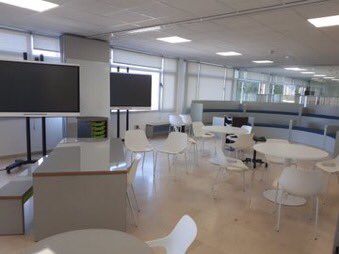 universidadcjc's tweet photo. La innovación en la #Educación no sólo consiste en crear espacios tecnológicamente creativos, sino en saber incorporarlos en el día a día de los alumnos. Posibles estudiantes de la @universidadcjc descubren los nuevos espacios de aprendizaje #LearningLab #DesingLab #OpenDayUCJC https://t.co/ZEa5O4Kygb