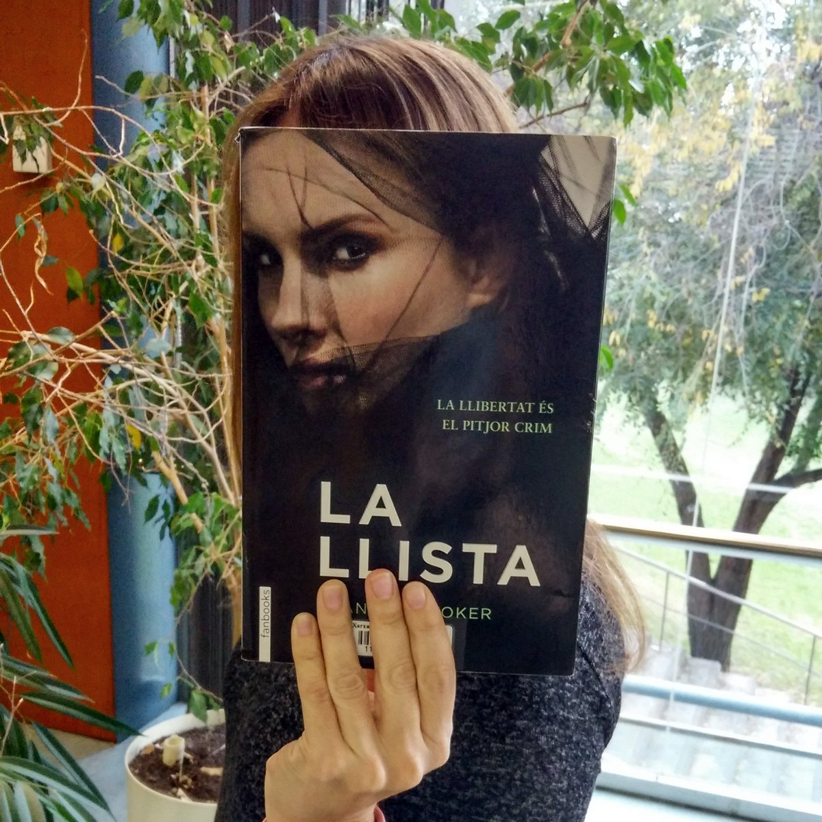 bibliotecaSPM's tweet photo. Una llista ajudà al país a sortir del col·lapse, però a quin preu? Aquí teniu una novel·la distòpica com Els Jocs de la Fam. Una història que defensa la llibertat de les dones en un món dominat pels homes i les seves lleis #JN #Ficció #Trepidant #BFF https://t.co/RR70blfB9I