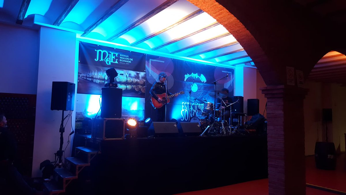 MalondeEchaide's tweet photo. @MikelErentxun en las pruebas de sonido en @MalondeEchaide 

@vinosnavarra @Cascantecultura #malondeechaide https://t.co/ZmcdJlIMcO