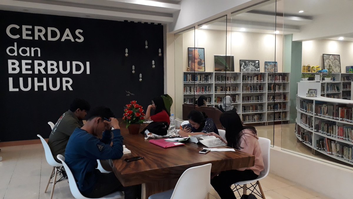 CintaBaca_ID's tweet photo. Kamu tim "Sabtu Malam" atau tim "Malam Minggu", Gaes? Konon ada bedanya loh.
.
Tapi menurut kami sama aja.
Nggak ada bedanya.
Nggak perlu baper bin galau. 
Semua hari sama dan kita bisa manfaatkan untuk banyak hal positif. https://t.co/LSCofk5Uhp