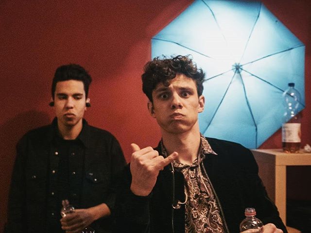 Schönes Wochenende euch! Hier mal mit einem wunderschönen Bild von <a href="/thorstendavid/">Thorsten David</a> et moi. Vermisse die Zeit auf Tour so krass. Gott sei Dank sind schon bald die Konzerte mit @maxgiesinger. Wer von euch wird dabei sein? ✌

#timkamrad #teamkamrad #down… ift.tt/2GW0rsg