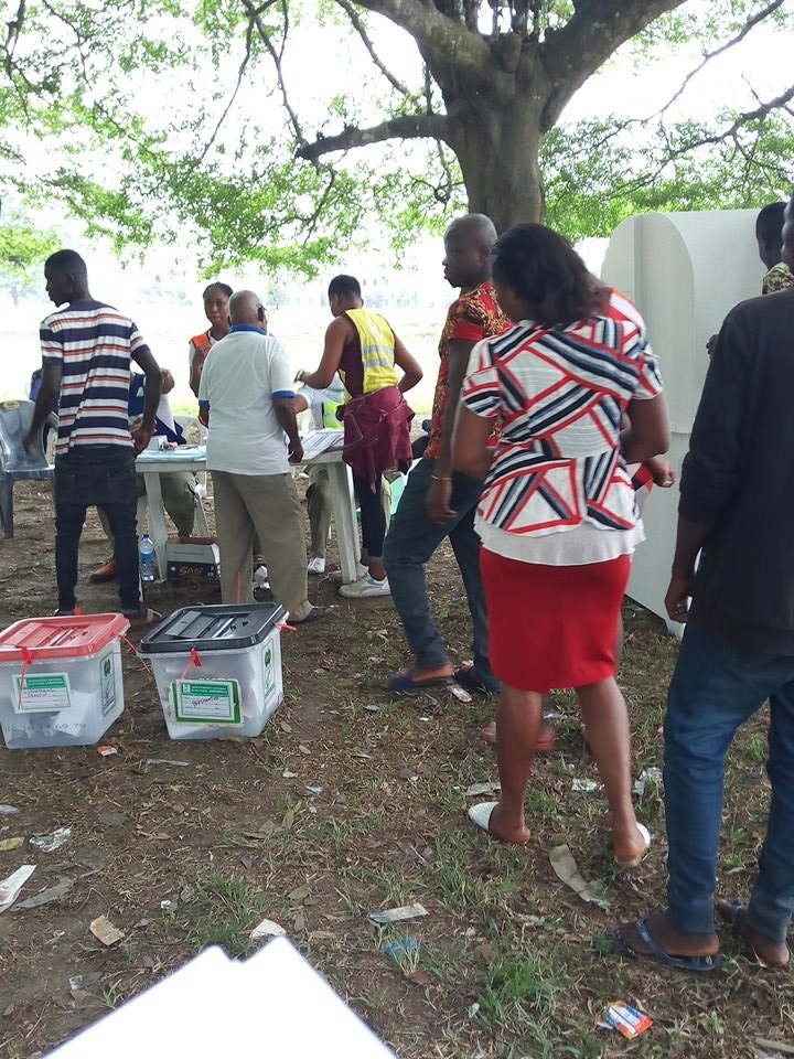 GADA_PHC's tweet photo. Gbite-Tai, Agbara-Beregu open unit, unit 12, ward 2, Tai LGA Rivers State.

Voting is ongoing peacefully. Party Agents are present.

Women are also voting &amp; waiting for their votes to be counted

#StopVAWIP line: 08001100000 https://t.co/t46Ulo9HNV