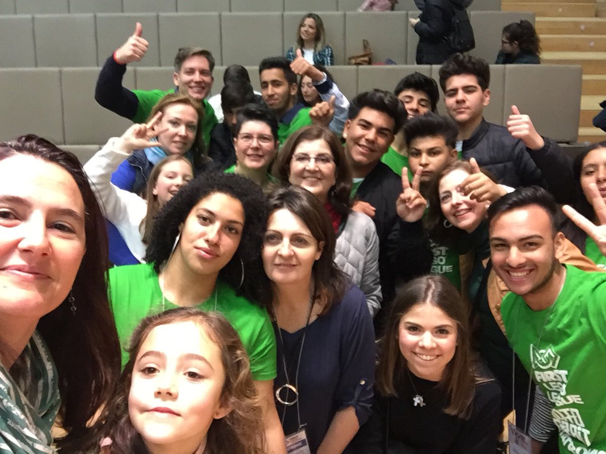 #Gitatronic Tercera y última ronda en el tablero el paraninfo de la <a href="/CanalUGR/">Universidad Granada</a> #GranadaEsCiencia #IntoOrbit @FLLSpain #LegoLaPaz #FFLGranada #IESLaPazGranada #PRODIG Ahora a esperar la entrega de premios. Suerte a todos