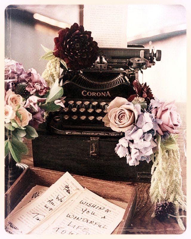 nathalsant's tweet photo. Oi gente! Como vocês estão? Lendo muito?
Estou revisando mais um livro e vendo ideias de capa. Um xero grande.
*
#instabooks #sharing #casantbooks #vida #amor #amoler #bookish #igreads #ilovereading #bookphotography #alwaysreading #amazon #LivroDoDia #Livro #Livros #Book https://t.co/iPQrAK7fpW