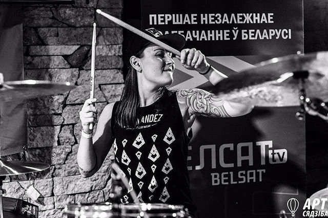 fernandezcloth's tweet photo. Reposted from @vicky_fates - Good vibes 😋
#akute #akuteband #live #drums #drumgirl #femaledrum #pearl #paiste #cymbals #drumkit #minsk #belarus #artsiadziba #vickyfates #fernandez #stage #show @fernandezclothing @akutemusic - #regrann https://t.co/XJXc0gfinb https://t.co/39Iek3wxwc
