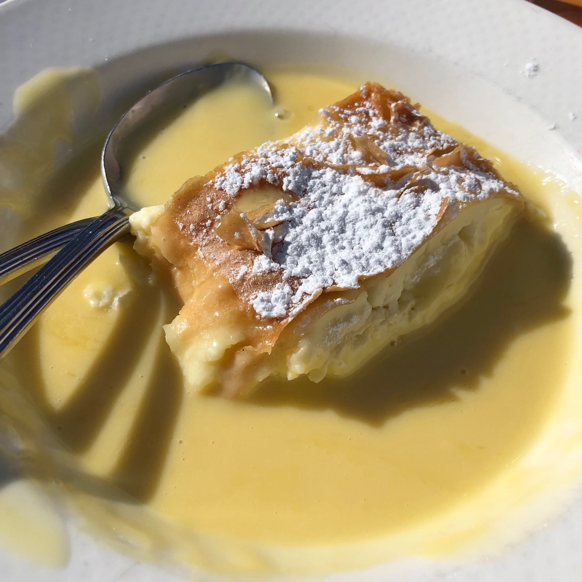 Boskapt's tweet photo. O ja, zo lekker was dat 😋
#Topfenstrudel mit Vanille sauce https://t.co/QqQgeBsPts