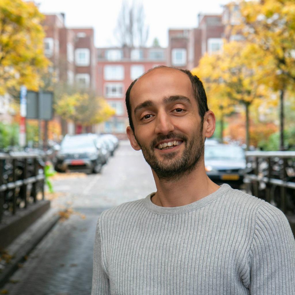 Met dank aan <a href="/MakeITHere/">BringItBack</a> hebben wij nu een nieuwe collega, meet: Salar! 
Salar: "Toen ik de status kreeg was een van mijn dromen een baan te vinden en zelfstandig te worden.  Ik wil andere mensen helpen en stimuleren om hun dromen waarmaken, en dat is mogelijk via RTH!" #welcome