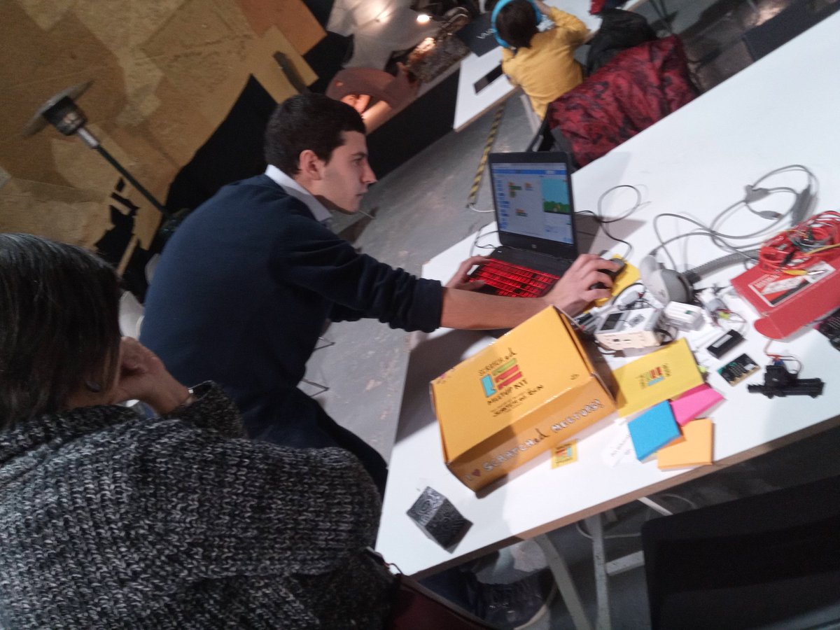 pep_oliveras's tweet photo. Aprofitem avui que estem al @fablabbcn per conèixer un munt de coses xules sobre el món de la fabricació digital #ScratchEdMeetup #ScratchEdBCN https://t.co/6EMY63P8eH