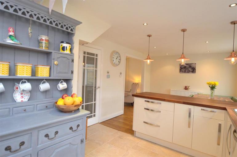WeekesEstateA's tweet photo. ★FOR SALE★ Detached 3 bed family home in #Exeter conveniently positioned for city centre and riverside walks. Ring to book your viewing 01392 459922.
Further Details...👉🏻https://t.co/UK9I8gV1JT https://t.co/f6dTXZLdVW