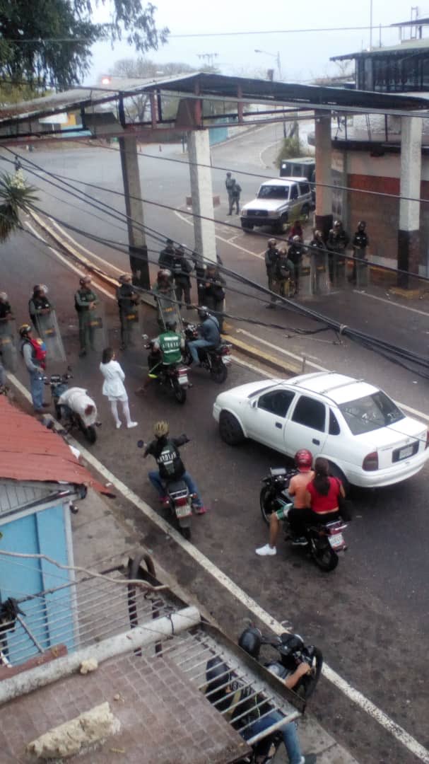 ObeysserPrada's tweet photo. #Tachira Punto de control en El Mirador, Mcpio San Cristóbal, se encuentra restringido el paso por cordón de seguridad de GNB. Se impide circulación hacia Rubio, Zorca, Capacho y San Antonio #Frontera #Venezuela. #23Feb @ReporteYa https://t.co/rQ7EzYdWvq