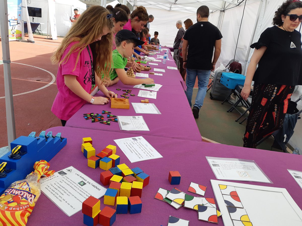 🚀Los equipos FLL y FLL Jr. visitan la feria Diviértete y Experimenta @CanalULL 🔭💡, como parte de #FLLCanarias19. ¿aún no te has pasado? 🔬🌱🐾🐟⚛

Ven al IES Marina Cebrián 

#somosciencia #cienciamola