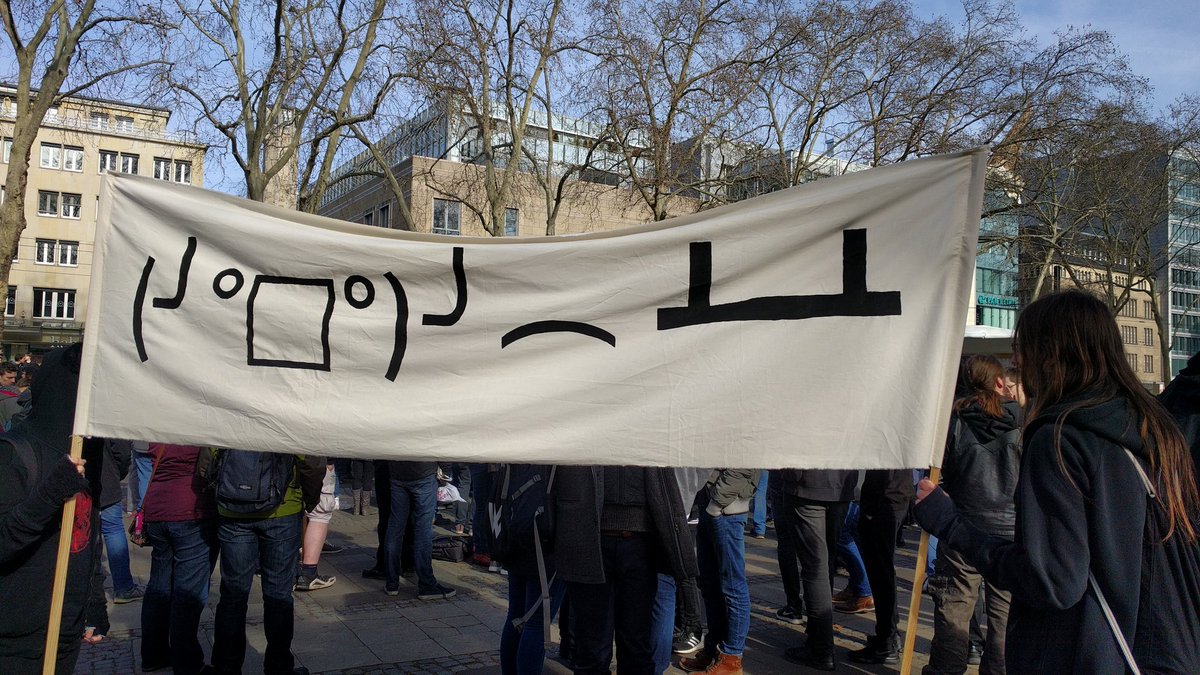 Passant: "Was ist das für ein Plakat?"
#Artikel13 #piraten #stopartikel13 #Artikel13Demo #köln #kölngegen13